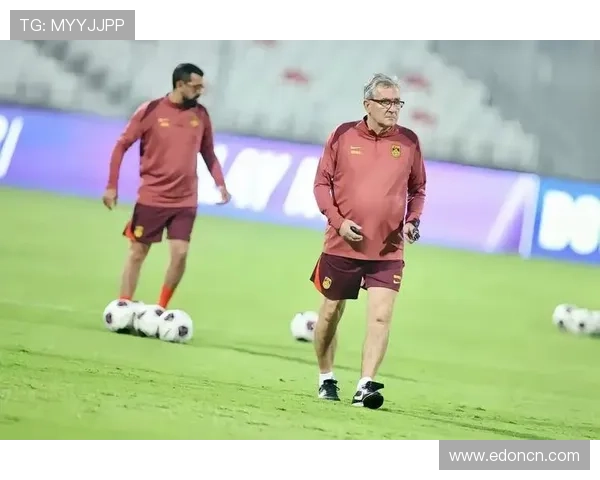 中国足球队备战世界杯预选赛 主帅透露球队新阵容及战术调整计划