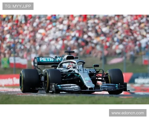 F1赛季争夺激烈 红牛车队再次主宰赛道汉密尔顿强势复苏 F1赛季争夺激烈 红牛车队再次主宰赛道汉密尔顿强势复苏