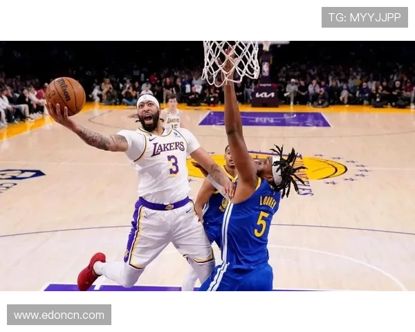 NBA最新动态:湖人迎战勇士季前赛大胜 詹姆斯与戴维斯合力称霸赛场 NBA最新动态:湖人迎战勇士季前赛大胜 詹姆斯与戴维斯合力称霸赛场