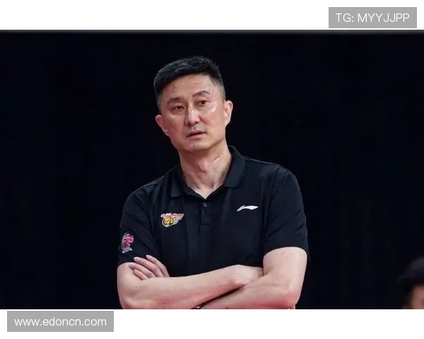 中国男篮全力备战世界杯关键战役 主帅杜锋强调团队协作与防守韧性 中国男篮全力备战世界杯关键战役 主帅杜锋强调团队协作与防守韧性